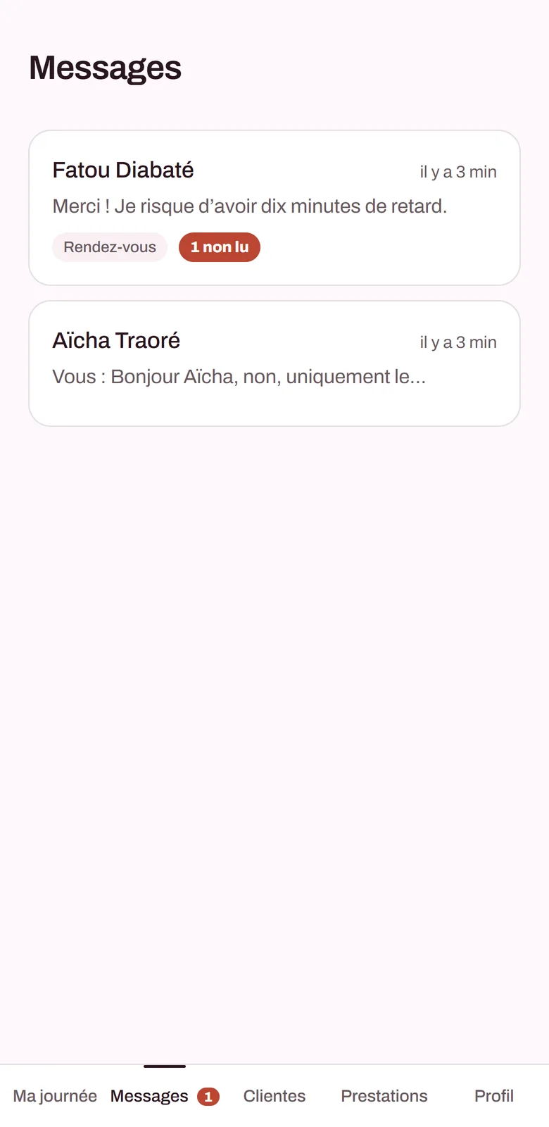 La boîte de messages : chaque conversation porte le nom de la cliente et la séance concernée